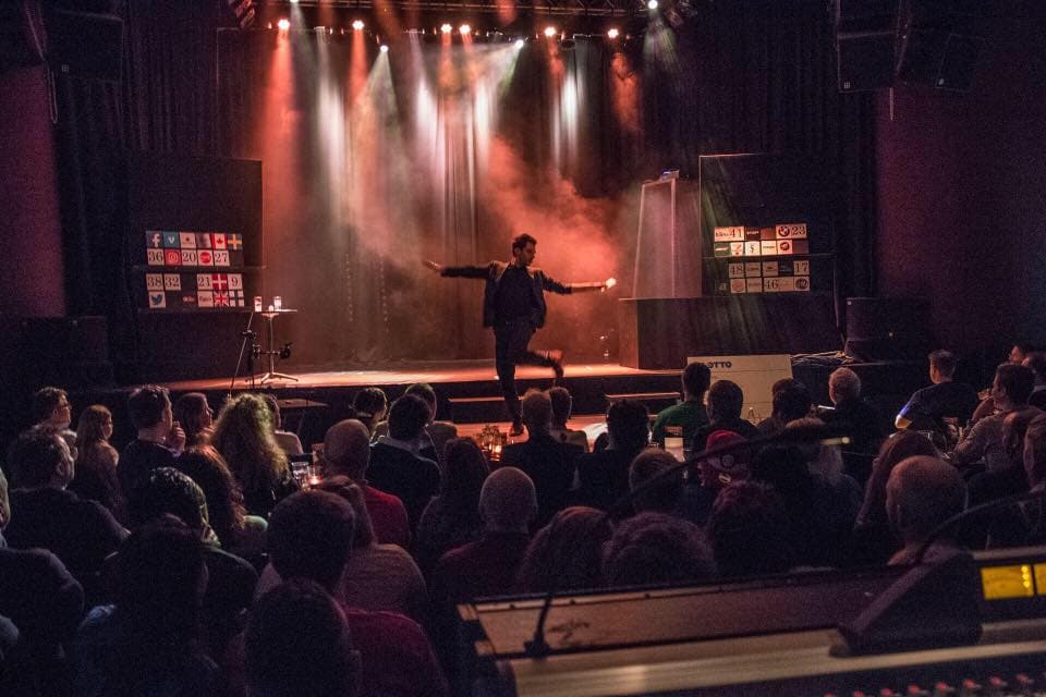 Kevin Lunde opptrer foran publikum i en fullsatt sal