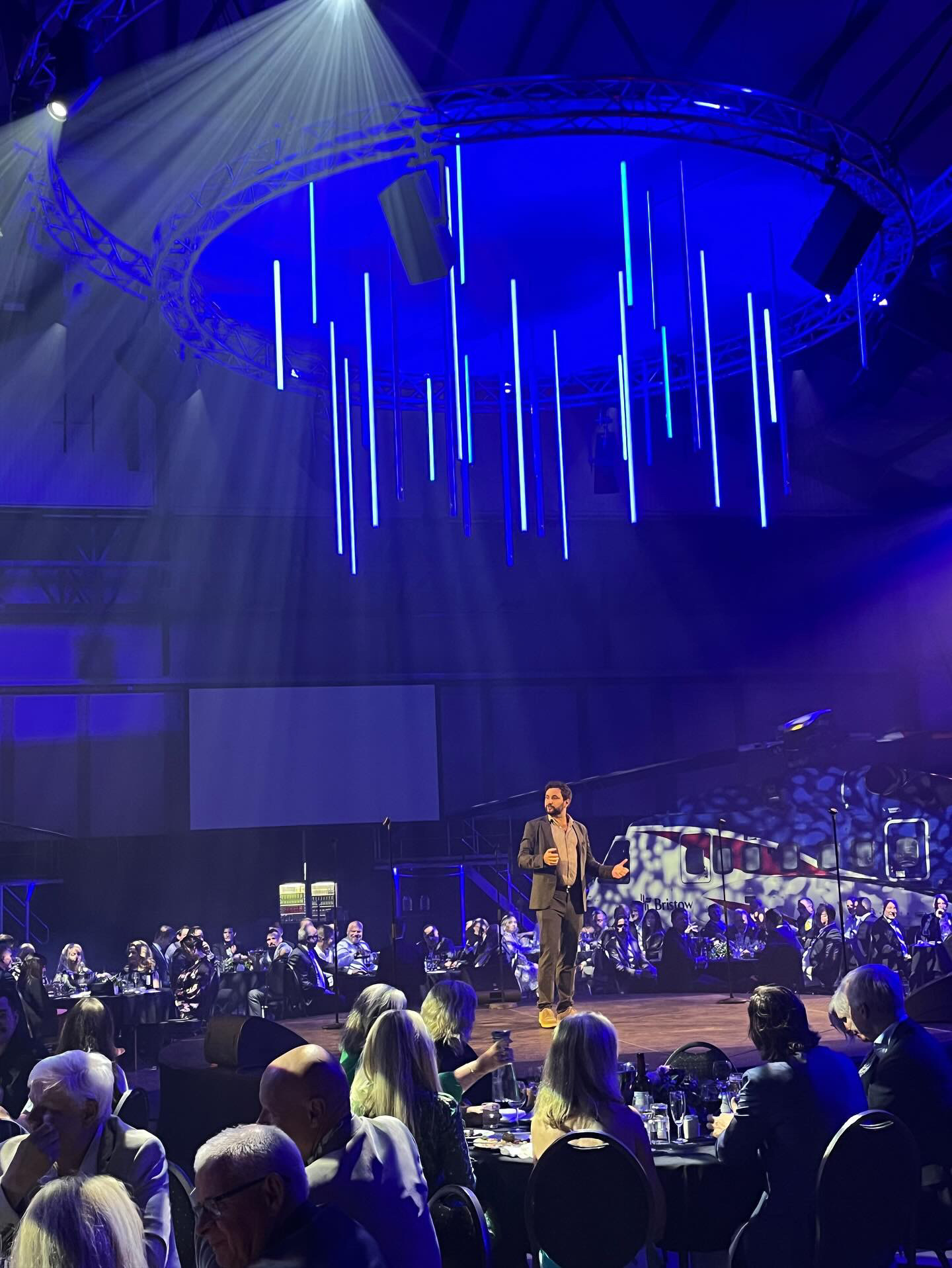 Kevin Lunde opptrer på scenen foran et publikum